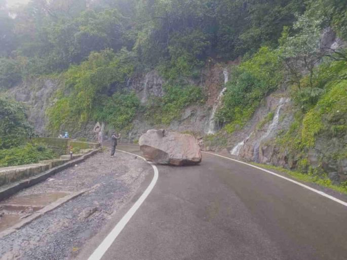 Landslides continue in Amboli Ghat Big stone in the road again | आंबोली घाटात दरड कोसळण्याचे प्रकार सुरूच; पुन्हा मोठा दगड रस्त्यावर Landslides continue in Amboli Ghat Big stone in the road again | आंबोली घाटात दरड कोसळण्याचे प्रकार सुरूच; पुन्हा मोठा दगड रस्त्यावर