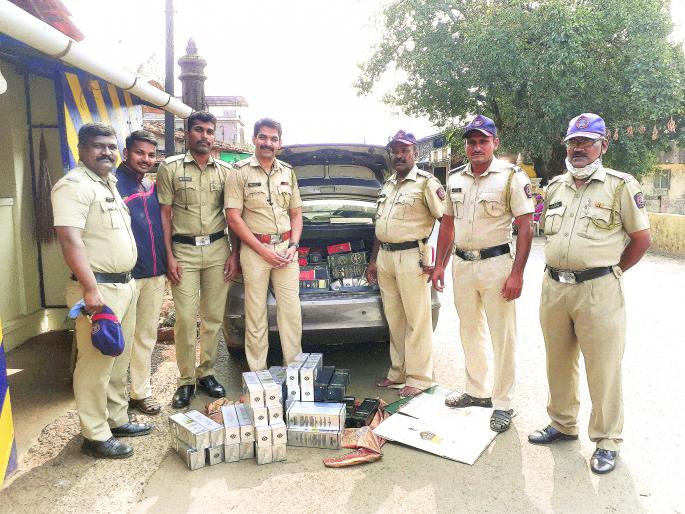 A car carrying liquor was seized in Amboli | आंबोलीत दारू वाहतूक करणारी कार ताब्यात