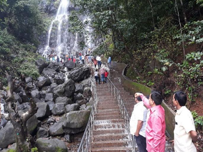 Amboli News | धबधब्यावरील बंधारे पर्यटकांनी फोडले, माजी सरपंचाकडून दुजोरा Amboli News | धबधब्यावरील बंधारे पर्यटकांनी फोडले, माजी सरपंचाकडून दुजोरा