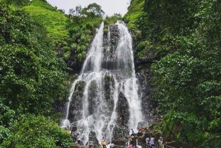Watch Video of Amboli waterfall in very dangerous state | Video : आंबोली धबधब्याचे रौद्ररूप खूपच धोकादायक Watch Video of Amboli waterfall in very dangerous state | Video : आंबोली धबधब्याचे रौद्ररूप खूपच धोकादायक