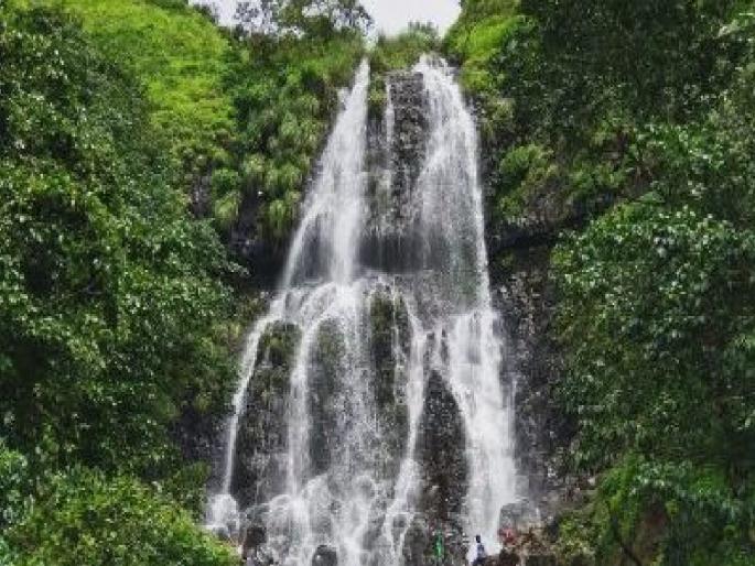 Rocks on Amboli Falls fell, Tourist injured | आंबोली धबधब्यावरील दगड कोसळले, पर्यटक किरकोळ जखमी Rocks on Amboli Falls fell, Tourist injured | आंबोली धबधब्यावरील दगड कोसळले, पर्यटक किरकोळ जखमी