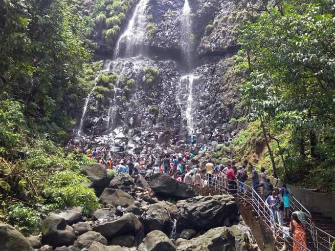 Police beat up 15 people walking on a tourist spot in Amboli | आंबोलीतील पर्यटन स्थळावर फिरणाऱ्या १५ जणांना पोलिसांचा दणका Police beat up 15 people walking on a tourist spot in Amboli | आंबोलीतील पर्यटन स्थळावर फिरणाऱ्या १५ जणांना पोलिसांचा दणका