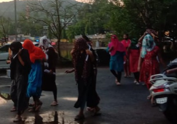 The party starts with obscene dance, police raid hotel near Amboli, 34 arrested | पार्टीमध्ये सुरु होते अश्लील नृत्य, आंबोलीजवळ हॉटेलवर पोलिसांची धाड, ३४ जण ताब्यात The party starts with obscene dance, police raid hotel near Amboli, 34 arrested | पार्टीमध्ये सुरु होते अश्लील नृत्य, आंबोलीजवळ हॉटेलवर पोलिसांची धाड, ३४ जण ताब्यात