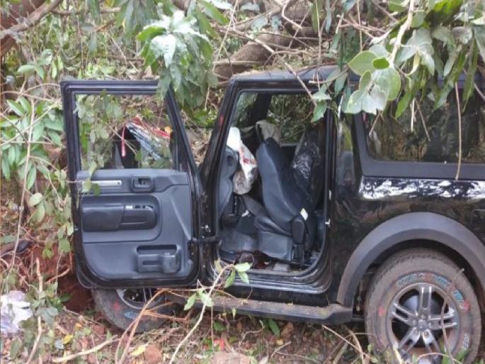 One killed, six injured as speeding car crashes into tree in Amboli | भरधाव कार झाडावर आदळून एक ठार, सहा जखमी; आंबोलीत झाला अपघात One killed, six injured as speeding car crashes into tree in Amboli | भरधाव कार झाडावर आदळून एक ठार, सहा जखमी; आंबोलीत झाला अपघात