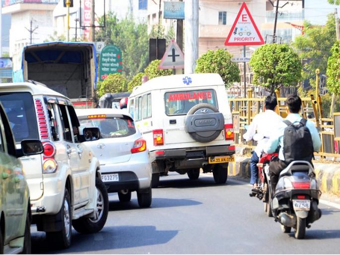 Where is the green corridor? The ambulance took 32 minutes for 11 km | कुठंय ग्रीन कॅरिडोर ? रुग्णवाहिकेला ११ कि.मी.साठी लागली ३२ मिनिटे Where is the green corridor? The ambulance took 32 minutes for 11 km | कुठंय ग्रीन कॅरिडोर ? रुग्णवाहिकेला ११ कि.मी.साठी लागली ३२ मिनिटे