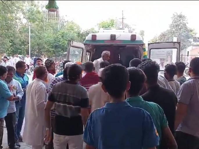 Cargo vehicle crushes three on a two-wheeler, killing three from the same family | मालवाहू वाहनाने दुचाकीवरील तिघांना चिरडले, एकाच कुटुंबातील तिघांचा मृत्यू Cargo vehicle crushes three on a two-wheeler, killing three from the same family | मालवाहू वाहनाने दुचाकीवरील तिघांना चिरडले, एकाच कुटुंबातील तिघांचा मृत्यू