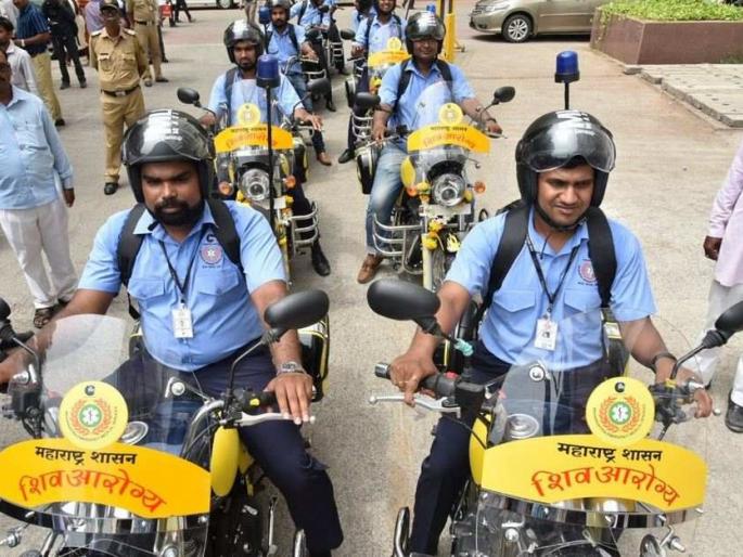 Strange story; A bike ambulance will save lives while waiting in the crowd of Ashadhi Wari | हटके स्टोरी; आषाढी वारीच्या गर्दीतून वाट काढत बाईक ॲम्बुलन्स वाचविणार जीव