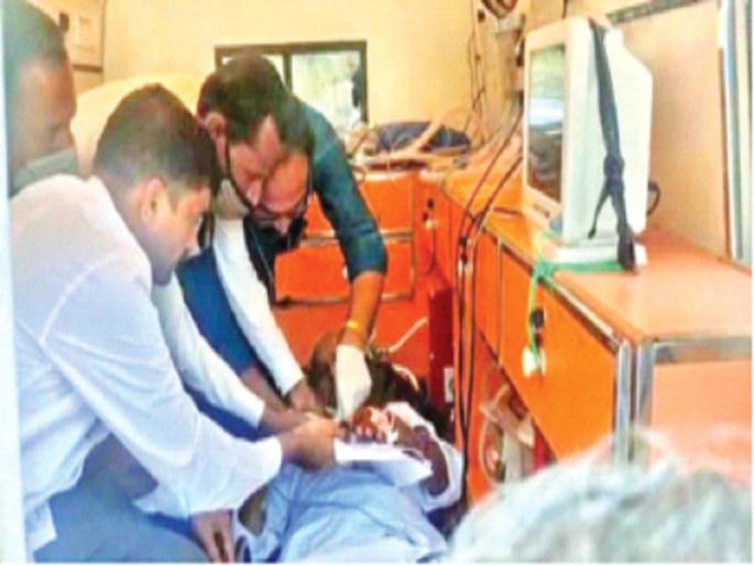 Voters in ICU go straight to polling station from ambulance Osmanabad kalamab election | 'आयसीयू'तील मतदार ॲम्ब्युलन्समधून थेट मतदान केंद्रावर! Voters in ICU go straight to polling station from ambulance Osmanabad kalamab election | 'आयसीयू'तील मतदार ॲम्ब्युलन्समधून थेट मतदान केंद्रावर!