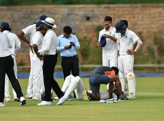 The Indian cricketer injured with a ball and ambulance came on the field | भारतीय क्रिकेटपटूला लागला बॉल आणि थेट अ‍ॅम्ब्युलन्सच आली मैदानात 