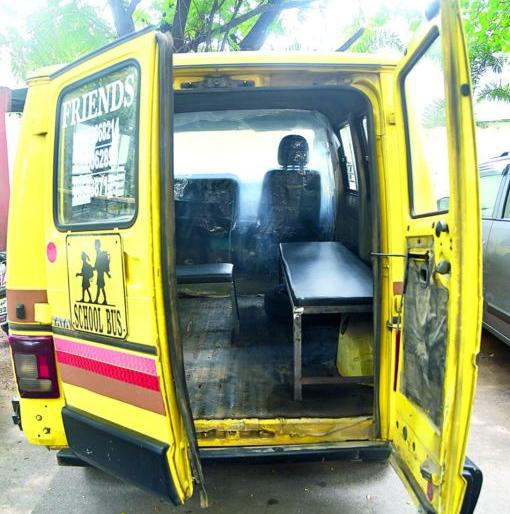No Oxygen, No Nurse: Ambulances in school vans | ना ऑक्सिजन, ना नर्स : स्कूल व्हॅन झाल्या रुग्णवाहिका