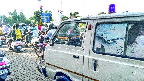 Pimpri: Getting Ambulance Road; Incomplete BRT, the speed of the Metro work | पिंपरी : रुग्णवाहिकेला मिळेना रस्ता; अपूर्ण बीआरटी, मेट्रोच्या कामांची घाई Pimpri: Getting Ambulance Road; Incomplete BRT, the speed of the Metro work | पिंपरी : रुग्णवाहिकेला मिळेना रस्ता; अपूर्ण बीआरटी, मेट्रोच्या कामांची घाई