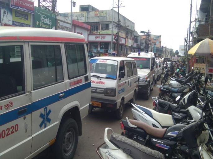 Ambulance driver protest at Yavatmal guardian's house | यवतमाळमध्ये पालकमंत्र्यांच्या घरावर रुग्णवाहिका धडकल्या