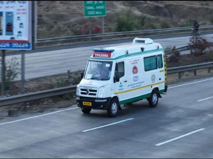hospital patient steals ambulance in medical gown during treatment in us | ऐकावं ते नवलच! चक्क रुग्णालयातील रुग्णवाहिका चोरून पळाला रुग्ण अन्... hospital patient steals ambulance in medical gown during treatment in us | ऐकावं ते नवलच! चक्क रुग्णालयातील रुग्णवाहिका चोरून पळाला रुग्ण अन्...
