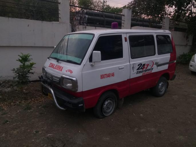 Two killed, three seriously injured after being crushed under an ambulance | अनियंत्रित रुग्णवाहिकेने पाच जणांना चिरडले; दोन ठार, तीन गंभीर Two killed, three seriously injured after being crushed under an ambulance | अनियंत्रित रुग्णवाहिकेने पाच जणांना चिरडले; दोन ठार, तीन गंभीर