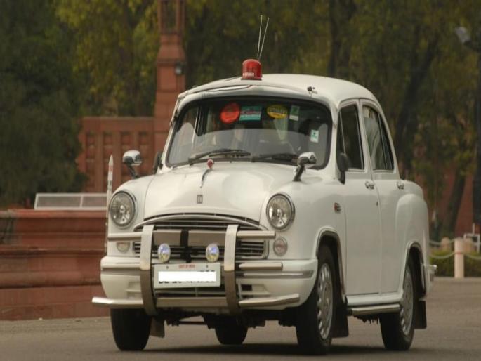 Do you know first ambassador car price was Rs 14000 calculated approx 12 lakh in 2022 | किती होती पहिल्या Ambassador कारची किंमत? जाणून घ्या ही बंद होताना किती होता कारचा रेट! Do you know first ambassador car price was Rs 14000 calculated approx 12 lakh in 2022 | किती होती पहिल्या Ambassador कारची किंमत? जाणून घ्या ही बंद होताना किती होता कारचा रेट!