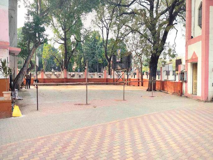 Oh how come? toilet at the entrance of the Chhatrapati Sambhajinagar Municipality! | अरेच्या असं कसं? मनपाच्या प्रवेशद्वारावरच सुलभ शाैचालय!