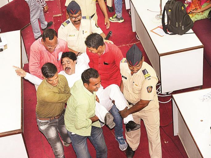 Uncertainty in the Aurangabad municipality hall; The first time call of police in AMC | महापालिका सभागृहात अभूतपूर्व गदारोळ; प्रथमच करावे लागले पोलिसांना पाचारण Uncertainty in the Aurangabad municipality hall; The first time call of police in AMC | महापालिका सभागृहात अभूतपूर्व गदारोळ; प्रथमच करावे लागले पोलिसांना पाचारण