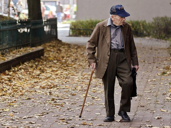 one third AMD patients have risk of an accidental falls kkg | एएमडीग्रस्त वयोवृद्धांपैकी एक तृतीयांश रुग्णांना असतो अपघाताने पडण्याचा धोका