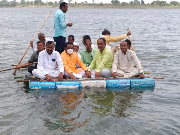 MLA Sanjay Ramulkar jumped into the dam to meet the demands of the farmers | शेतकऱ्यांच्या मागण्यांसाठी आमदार संजय रामुलकरांनी चक्क धरणात घेतली उडी MLA Sanjay Ramulkar jumped into the dam to meet the demands of the farmers | शेतकऱ्यांच्या मागण्यांसाठी आमदार संजय रामुलकरांनी चक्क धरणात घेतली उडी