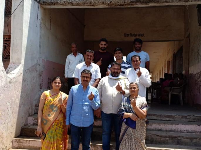 MLA Adv. Akash Phundkar has ruled the right to vote | आमदार अॅड. आकाश फुंडकर यांनी बजावला मतदानाचा हक्क MLA Adv. Akash Phundkar has ruled the right to vote | आमदार अॅड. आकाश फुंडकर यांनी बजावला मतदानाचा हक्क