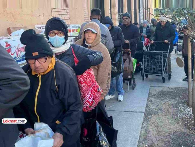 Long queues at food distribution centers due to shutdown in America; rush to buy daily necessities | अमेरिकेत शटडाउनमुळे अन्न वितरण केंद्रावर मोठ्या रांगा; दैनंदिन वस्तूंच्या खरेदीसाठी गर्दी