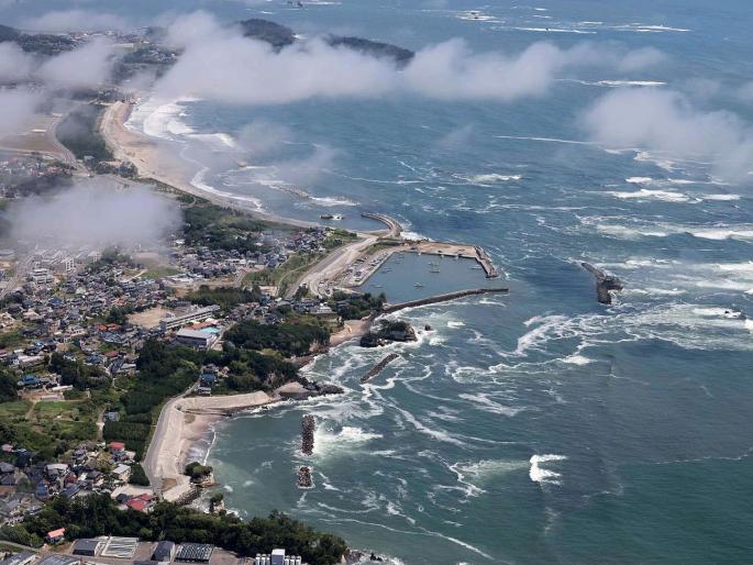 Kamchatka Krai earthquake Russia: 30 shocks one after another under the sea! Six-foot waves hit the coast of America, causing panic around the world... | Kamchatka Krai earthquake Russia: समुद्राच्या खाली एकामागोमाग एक ३० धक्के! अमेरिकेच्या समुद्र किनाऱ्यावर सहा फूट लाटा उसळल्या, जगभरात हाहाकार...  Kamchatka Krai earthquake Russia: 30 shocks one after another under the sea! Six-foot waves hit the coast of America, causing panic around the world... | Kamchatka Krai earthquake Russia: समुद्राच्या खाली एकामागोमाग एक ३० धक्के! अमेरिकेच्या समुद्र किनाऱ्यावर सहा फूट लाटा उसळल्या, जगभरात हाहाकार...