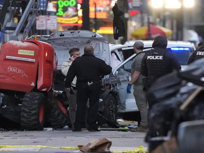 10 killed after vehicle ploughs into crowd in US; terror attack suspected | गर्दीत वाहन घुसविल्याने चिरडून १० जणांचा मृत्यू, अमेरिकेतील घटना; अतिरेकी हल्ल्याची शंका 10 killed after vehicle ploughs into crowd in US; terror attack suspected | गर्दीत वाहन घुसविल्याने चिरडून १० जणांचा मृत्यू, अमेरिकेतील घटना; अतिरेकी हल्ल्याची शंका