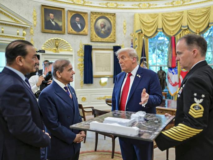 Asim Munir Donald Trump Deal: Pakistan's 'dirty secret' of mediation! Deal for 1000 rooms made, Asim Munir offered Trump Rs 8,300 crore for Iran War ceasefire | पाकिस्तानच्या मध्यस्थीचे 'डर्टी सीक्रेट'! १००० खोल्यांचा सौदा केला, आसिम मुनीर यांनी ट्रम्प यांना दिली ८,३०० कोटींची ऑफर Asim Munir Donald Trump Deal: Pakistan's 'dirty secret' of mediation! Deal for 1000 rooms made, Asim Munir offered Trump Rs 8,300 crore for Iran War ceasefire | पाकिस्तानच्या मध्यस्थीचे 'डर्टी सीक्रेट'! १००० खोल्यांचा सौदा केला, आसिम मुनीर यांनी ट्रम्प यांना दिली ८,३०० कोटींची ऑफर