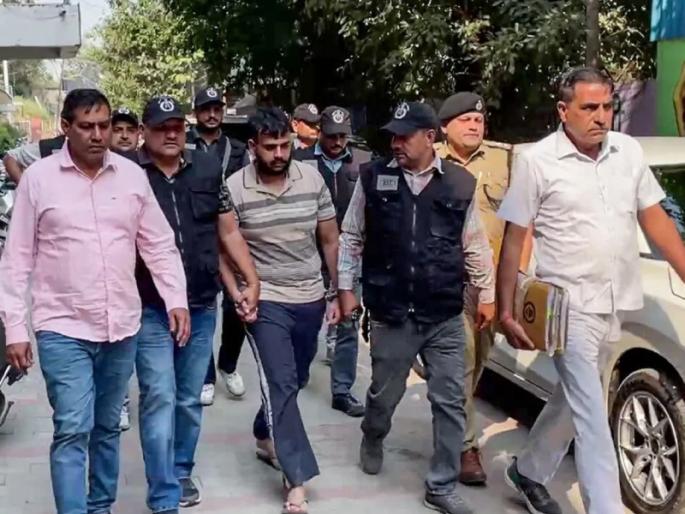 The young man sold his land and shop and reached America, then returned to India in chains! What exactly happened? | जमीन-दुकान विकून अमेरिका गाठली अन् बेड्या घालून भारतात परतले 'ते' तरुण! नेमकं काय झालं? The young man sold his land and shop and reached America, then returned to India in chains! What exactly happened? | जमीन-दुकान विकून अमेरिका गाठली अन् बेड्या घालून भारतात परतले 'ते' तरुण! नेमकं काय झालं?