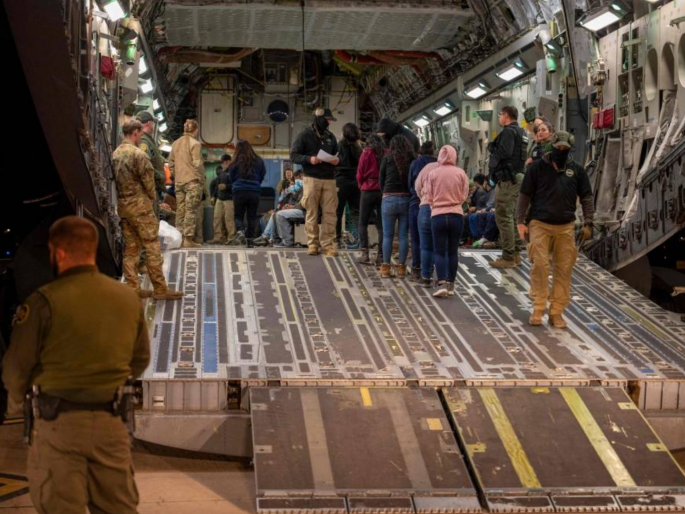 Illegal immigrants leave for India, US military plane flies towards India | अवैध प्रवासी भारताकडे रवाना, अमेरिकी लष्कराचे विमान भारताच्या दिशेने झेपावले Illegal immigrants leave for India, US military plane flies towards India | अवैध प्रवासी भारताकडे रवाना, अमेरिकी लष्कराचे विमान भारताच्या दिशेने झेपावले