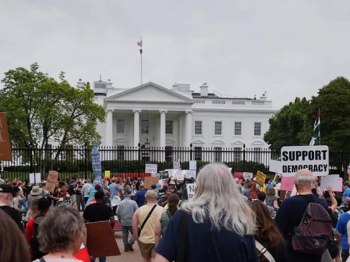 Thousands of people took to the streets against Trump's policies, a new wave of protests across the country | ट्रम्प यांच्या धोरणांविरुद्ध हजारो लोक रस्त्यावर उतरले, देशभर निदर्शनांची नवी लाट Thousands of people took to the streets against Trump's policies, a new wave of protests across the country | ट्रम्प यांच्या धोरणांविरुद्ध हजारो लोक रस्त्यावर उतरले, देशभर निदर्शनांची नवी लाट