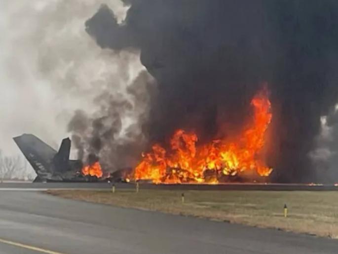 Jet plane crash in North Carolina, USA; Entire family devastated | अमेरिकेतील नॉर्थ कॅरोलिनामध्ये जेट विमानाचा अपघात; संपूर्ण कुटुंबच उद्ध्वस्त Jet plane crash in North Carolina, USA; Entire family devastated | अमेरिकेतील नॉर्थ कॅरोलिनामध्ये जेट विमानाचा अपघात; संपूर्ण कुटुंबच उद्ध्वस्त