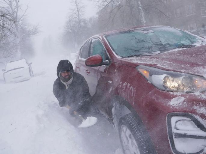 the devastation of bomb cyclones lights out in millions of homes in america | बॉम्ब सायक्लोनचा कहर; अमेरिकेत लाखो घरांमधील बत्ती गुल the devastation of bomb cyclones lights out in millions of homes in america | बॉम्ब सायक्लोनचा कहर; अमेरिकेत लाखो घरांमधील बत्ती गुल