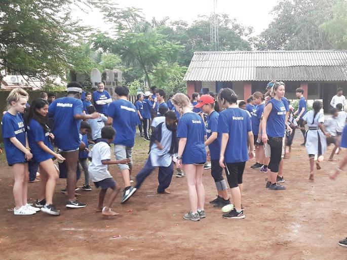 Rural games enjoyed by foreign students | परदेशी विद्यार्थ्यांनी लुटला ग्रामीण खेळांचा आनंद Rural games enjoyed by foreign students | परदेशी विद्यार्थ्यांनी लुटला ग्रामीण खेळांचा आनंद