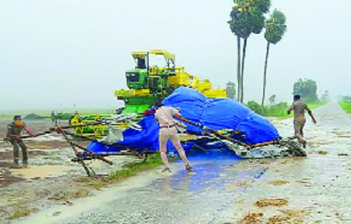 Cyclone Amphan: W. Bengal, Odisha hit by 'Amphan' cyclone | Cyclone Amphan : प. बंगाल, ओडिशाला ‘अॅम्फन’ चक्रीवादळाचा तडाखा Cyclone Amphan: W. Bengal, Odisha hit by 'Amphan' cyclone | Cyclone Amphan : प. बंगाल, ओडिशाला ‘अॅम्फन’ चक्रीवादळाचा तडाखा