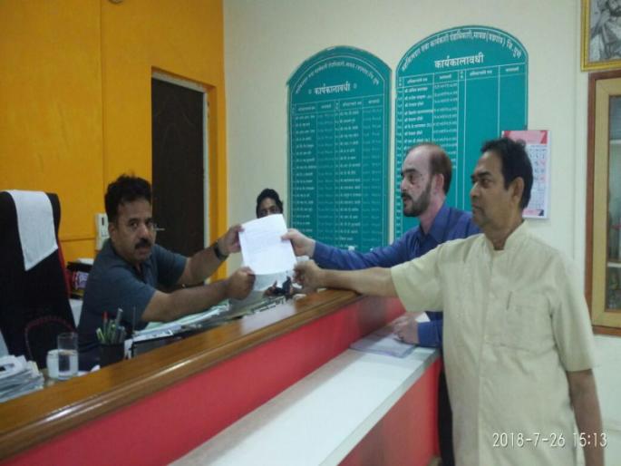 Returning to Government OBC certificate of the Muslim community | मुस्लिम समाजाचा ओबीसी दाखला परत करत ‘त्यांनी’उभारला नवा आदर्श Returning to Government OBC certificate of the Muslim community | मुस्लिम समाजाचा ओबीसी दाखला परत करत ‘त्यांनी’उभारला नवा आदर्श