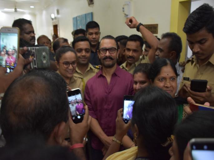police took selfie with aamir | पाेलिसांचे सेल्फी विथ अामिर police took selfie with aamir | पाेलिसांचे सेल्फी विथ अामिर
