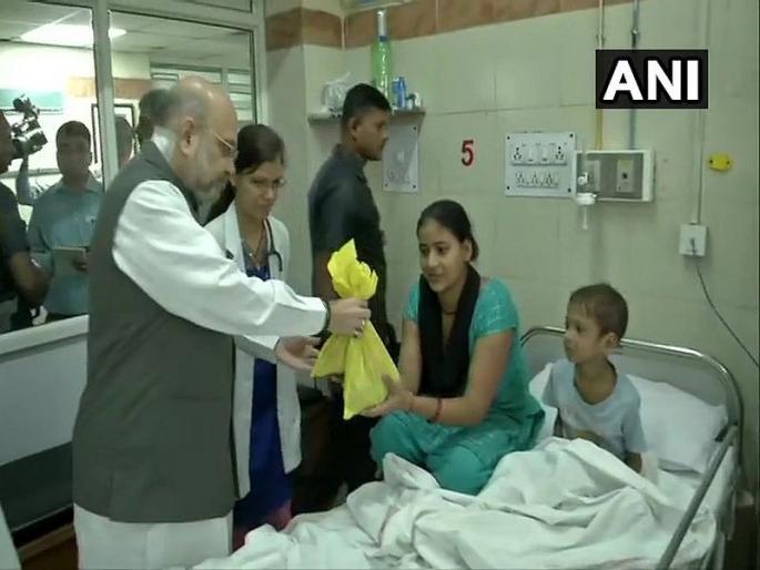 Amit Shah sweeps floor at AIIMS for PM Modi's birthday week, seva saptah | मोदींच्या वाढदिवसानिमित्त 'सेवा सप्ताह', अमित शाहांनी एम्समध्ये केली सफाई Amit Shah sweeps floor at AIIMS for PM Modi's birthday week, seva saptah | मोदींच्या वाढदिवसानिमित्त 'सेवा सप्ताह', अमित शाहांनी एम्समध्ये केली सफाई