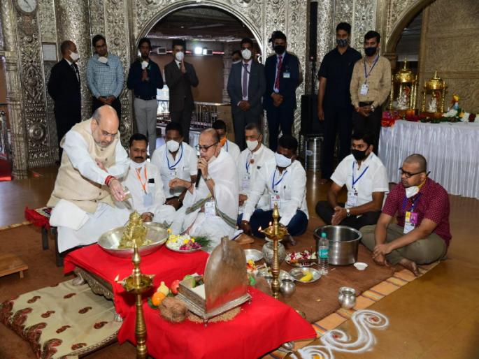 Amit Shah prays to Dagdusheth Ganpati for smooth construction of Ram temple in Ayodhya | "अयोध्येतील राममंदिराची उभारणी निर्विघ्नपणे होवो", अमित शाहांची दगडूशेठ गणपतीला प्रार्थना Amit Shah prays to Dagdusheth Ganpati for smooth construction of Ram temple in Ayodhya | "अयोध्येतील राममंदिराची उभारणी निर्विघ्नपणे होवो", अमित शाहांची दगडूशेठ गणपतीला प्रार्थना