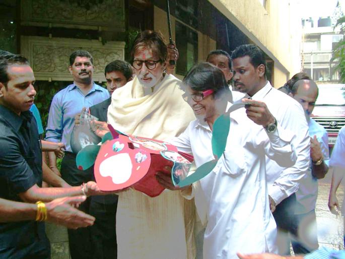 Solapuri Fans of 'Big Bean' Live the personality of the Director General | Amitabh Birthday Special; ‘बिग बीं’चे सोलापुरी फॅन्स जगताहेत महानायकाचे व्यक्तिमत्त्व Solapuri Fans of 'Big Bean' Live the personality of the Director General | Amitabh Birthday Special; ‘बिग बीं’चे सोलापुरी फॅन्स जगताहेत महानायकाचे व्यक्तिमत्त्व