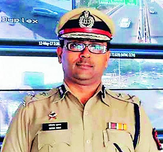 Parade by Commissioner of Police: Congratulations to Thanedar, Sub-Inspector of Police | पोलीस आयुक्तांनी घेतली परेड : ठाणेदार, पोलीस उपनिरीक्षकांना तंबी Parade by Commissioner of Police: Congratulations to Thanedar, Sub-Inspector of Police | पोलीस आयुक्तांनी घेतली परेड : ठाणेदार, पोलीस उपनिरीक्षकांना तंबी