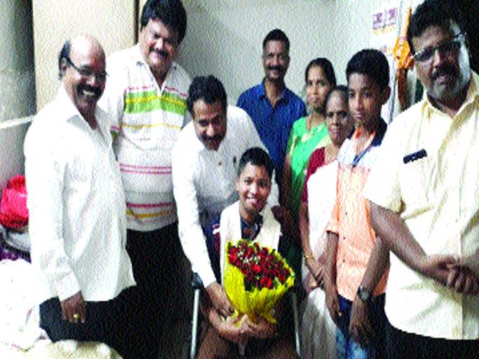 Amey Sawant, who earns 10-15 percent of the ill-fated illness, is appreciative | दुर्धर आजारावर मात करत दहावीत ९0 टक्के मिळवणाऱ्या अमेय सावंतवर कौतुकाचा वर्षाव