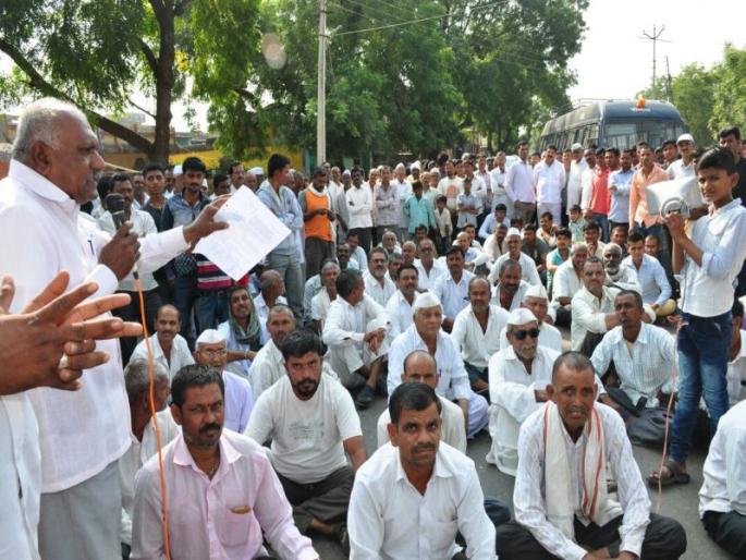 The farmers told the sadavan to the MPs who went to the cotton cultivation agitation | सडावणला कापूसभाव आंदोलनास्थळी गेलेल्या खासदारांना शेतकऱ्यांनी सुनावले