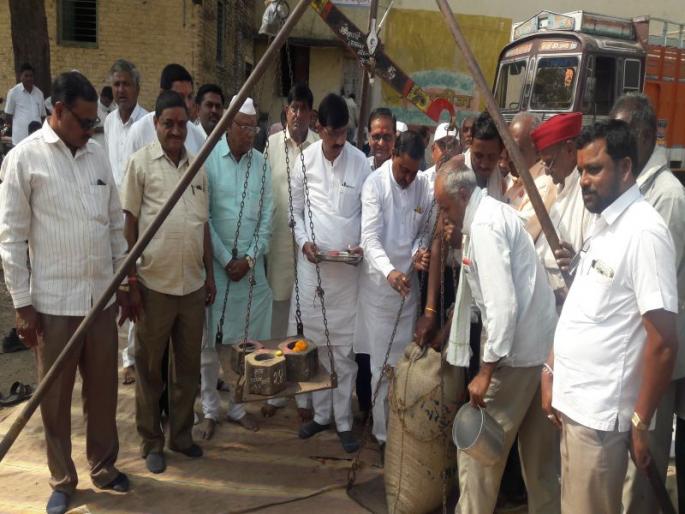 In Amalner Krubua, buy jowar 1700 and maize at Rs. 1425 per quintal | अमळनेर कृउबामध्ये ज्वारी १७०० तर मका १४२५ रुपये क्विंटल दराने खरेदी In Amalner Krubua, buy jowar 1700 and maize at Rs. 1425 per quintal | अमळनेर कृउबामध्ये ज्वारी १७०० तर मका १४२५ रुपये क्विंटल दराने खरेदी