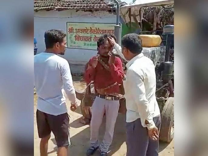 A laborer was tied to a tractor and brutally beaten; Outrageous incident in Chandrapur district | मजुराला ट्रॅक्टरला बांधून अमानुष मारहाण; चंद्रपूर जिल्ह्यातील संतापजनक घटना A laborer was tied to a tractor and brutally beaten; Outrageous incident in Chandrapur district | मजुराला ट्रॅक्टरला बांधून अमानुष मारहाण; चंद्रपूर जिल्ह्यातील संतापजनक घटना