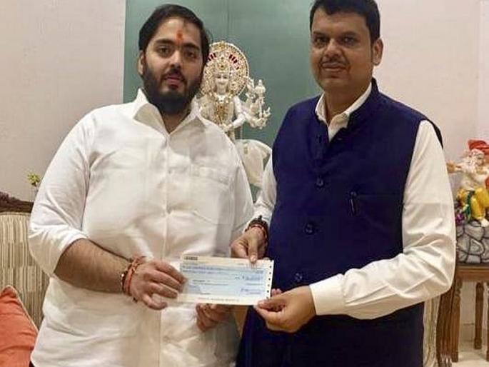 Rs 5 crore from Reliance for flood victims and Amitabh Bachchan also gave check for kolhapur and sangli | पूरग्रस्तांसाठी रिलायन्सकडून 5 कोटी तर अमिताभ बच्चन यांनीही दिला चेक Rs 5 crore from Reliance for flood victims and Amitabh Bachchan also gave check for kolhapur and sangli | पूरग्रस्तांसाठी रिलायन्सकडून 5 कोटी तर अमिताभ बच्चन यांनीही दिला चेक