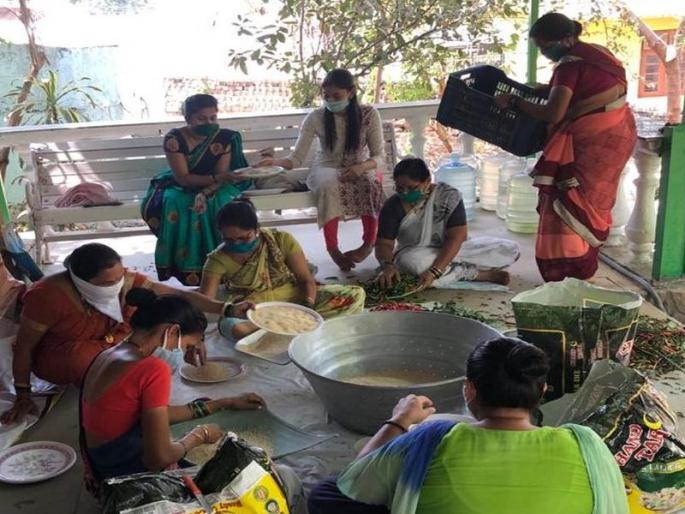 During the Corona Crisis, the villagers of Ghodbunder continue to burn humanity for the hungry. | कोरोनाच्या संकट काळात घोडबंदर ग्रामस्थांनी भुकेल्यांसाठी पेटवलेली माणुसकीची चूल अविरतपणे आहे सुरु