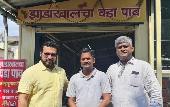 MP Dr. Amol Kolhe Taste of Vadapav the zadakhali vadapav at Kolhapur | खासदार डॉ. अमोल कोल्हे 'झाडाखालचा वडापाव' खायला जातात तेव्हा.. MP Dr. Amol Kolhe Taste of Vadapav the zadakhali vadapav at Kolhapur | खासदार डॉ. अमोल कोल्हे 'झाडाखालचा वडापाव' खायला जातात तेव्हा..