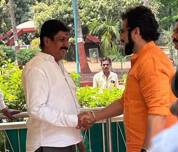 ncp sharad pawar group amol kolhe meets mohite Patil at shivaratna bungalow | मोहिते पाटलांच्या भेटीला शरद पवार गटाचे अमोल कोल्हे  शिवरत्न बंगल्यावर ncp sharad pawar group amol kolhe meets mohite Patil at shivaratna bungalow | मोहिते पाटलांच्या भेटीला शरद पवार गटाचे अमोल कोल्हे  शिवरत्न बंगल्यावर