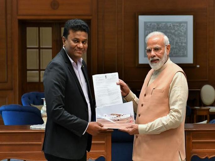 When PM Modi met pilot Amol Yadav who built 6-seater aircraft | छोटे विमान तयार करणाऱ्या अमोलचे मोदींकडून कौतुक When PM Modi met pilot Amol Yadav who built 6-seater aircraft | छोटे विमान तयार करणाऱ्या अमोलचे मोदींकडून कौतुक